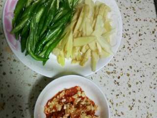 1、仔姜爆鸭子,将生姜，二荆条切片，泡椒、泡姜、蒜切碎装盘备用