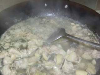 2、仔姜爆鸭子,超市里叫卖鸭子的宰好，宰小坨点，直接清洗后焯水！