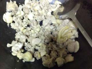 4、仔姜爆鸭子,将沥干的鸭子放入锅中，大火爆炒，待水分干了的时候放油，改小火慢爆