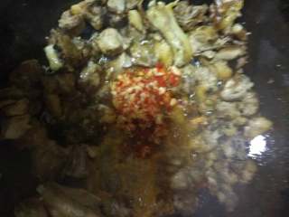 5、仔姜爆鸭子,爆到鸭肉变黄的时候放入花椒，豆瓣，开始切好的泡椒，泡姜，蒜，开大火将佐料炒香