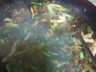 6、仔姜爆鸭子,放入姜片，二荆条继续爆炒，待姜和辣椒熟的时候，放入适量生抽，味精，鸡精，白糖，翻滚炒匀