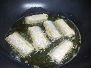 7、水煮带鱼,放入带鱼，不要翻动；晃动锅子，带鱼会随之移动时，再将带鱼翻面；带鱼能够再次晃动时，就可以起锅啦；