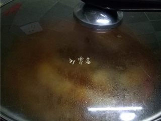 14、水煮带鱼,放入带鱼，加盖煮3分钟左右；