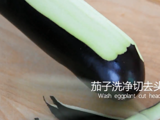 1、大厨教你做素斋馆里的“松鼠桂鱼”简单美味,茄子洗净切去头，去皮备用