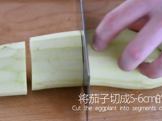 2、大厨教你做素斋馆里的“松鼠桂鱼”简单美味,将茄子切成5-6cm的段