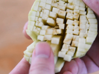 3、大厨教你做素斋馆里的“松鼠桂鱼”简单美味,取一段入刀五分之四，切完之后横向再切成丝