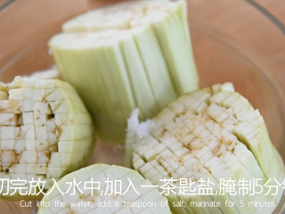 4、大厨教你做素斋馆里的“松鼠桂鱼”简单美味,切完放入水中，加入一茶匙盐，腌制5分钟