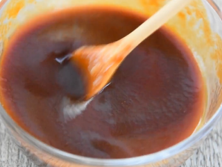 5、大厨教你做素斋馆里的“松鼠桂鱼”简单美味,倒入2大勺番茄酱、2大勺醋、1勺生抽、1大勺糖、少许盐、少许胡椒粉拌匀