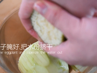 6、大厨教你做素斋馆里的“松鼠桂鱼”简单美味,茄子腌好把水份挤干