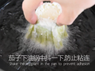 8、大厨教你做素斋馆里的“松鼠桂鱼”简单美味,茄子下油锅，抖动一下，防止粘连