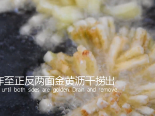 9、大厨教你做素斋馆里的“松鼠桂鱼”简单美味,炸至正反两面金黄沥干捞出