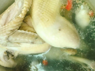 1、椒麻鸡,锅中放水、花椒、干辣椒、生姜，整鸡冲洗干净后放入开水锅中煮熟