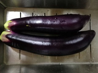 1、凉拌茄子,茄子去蒂洗干净。