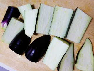 2、凉拌茄子,切成段,再对切开。
