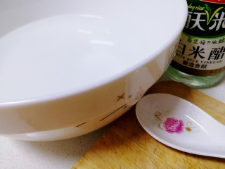 3、凉拌茄子,大碗水里加2勺白醋。