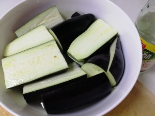 4、凉拌茄子,放入茄子泡2分钟左右。