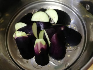 5、凉拌茄子,捞出茄子叠落着放入蒸锅里。