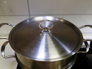 6、凉拌茄子,大火水开蒸5分钟。