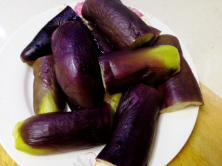 7、凉拌茄子,把蒸熟的茄子,装盘凉晾。