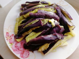 8、凉拌茄子,撕成条。