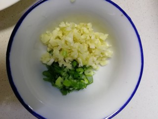 9、凉拌茄子,蒜和葱切碎。