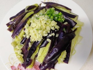 10、凉拌茄子,蒜和葱放在茄条上。