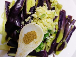 11、凉拌茄子,放 2g花椒粉。