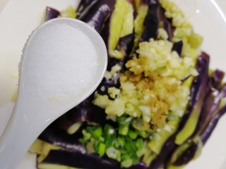 12、凉拌茄子,撒上3g盐。
