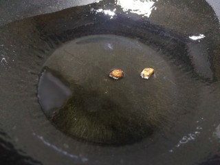 13、凉拌茄子,热锅放入两瓣八角,小火烧油。