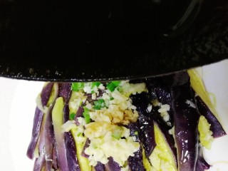 14、凉拌茄子,油刚一冒烟,就浇到茄子上,挑去八角。