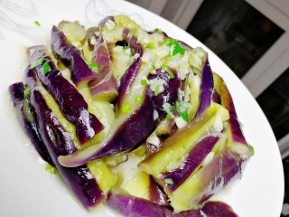 15、凉拌茄子,拌匀即可。