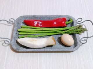1、芦笋时蔬小炒,准备食材，食材的量可以增加。