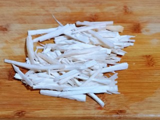 2、芦笋时蔬小炒,首先将杏鲍菇去根，洗干净，切丝。