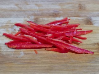 3、芦笋时蔬小炒,红甜椒去根，去籽，洗干净切丝备用。