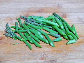 4、芦笋时蔬小炒,芦笋冷水冲洗，再切段。