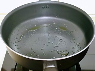 7、芦笋时蔬小炒,炒锅中刷上少许食用油。