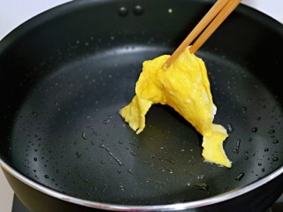 8、芦笋时蔬小炒,再倒入蛋液，待表面凝固后，翻面，煎鸡蛋建议一定要用不粘锅。