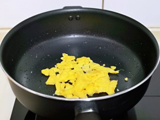9、芦笋时蔬小炒,之后再用铲子把鸡蛋铲碎，盛出备用。