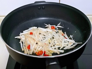 11、芦笋时蔬小炒,下入切好的杏鲍菇，煸炒至杏鲍菇丝变软。