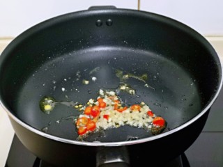 10、芦笋时蔬小炒,不粘锅中加入切好的蒜末和辣椒，小火煸炒出香味。