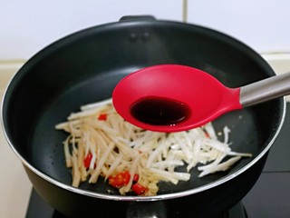 12、芦笋时蔬小炒,加入生抽。