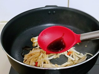 13、芦笋时蔬小炒,再加入蚝油，翻炒均匀。