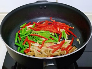 14、芦笋时蔬小炒,加入芦笋和红椒丝翻炒。