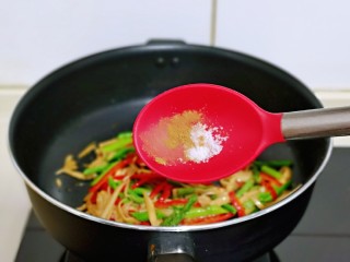 15、芦笋时蔬小炒,按个人口味加入盐和十三香。