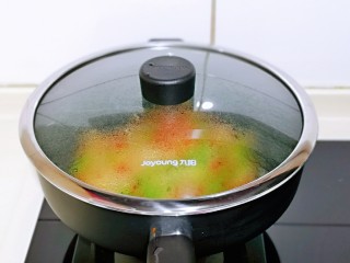 16、芦笋时蔬小炒,再加入半汤勺纯净水，盖上盖子大火焖炒30秒。