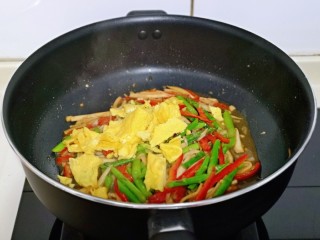 17、芦笋时蔬小炒,打开炒锅盖子，加入煎好的鸡蛋，快速翻炒均匀关火出锅。