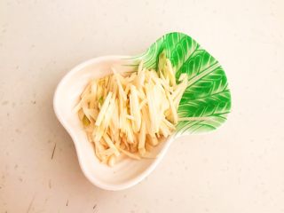 2、凉拌香辣豆丝,把蒜瓣切成丝