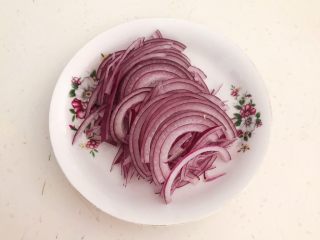 3、凉拌香辣豆丝,把紫皮圆葱切成丝