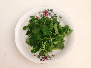 4、凉拌香辣豆丝,香菜切成小段