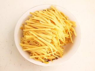 7、凉拌香辣豆丝,把干豆腐切成丝，不要切得太细